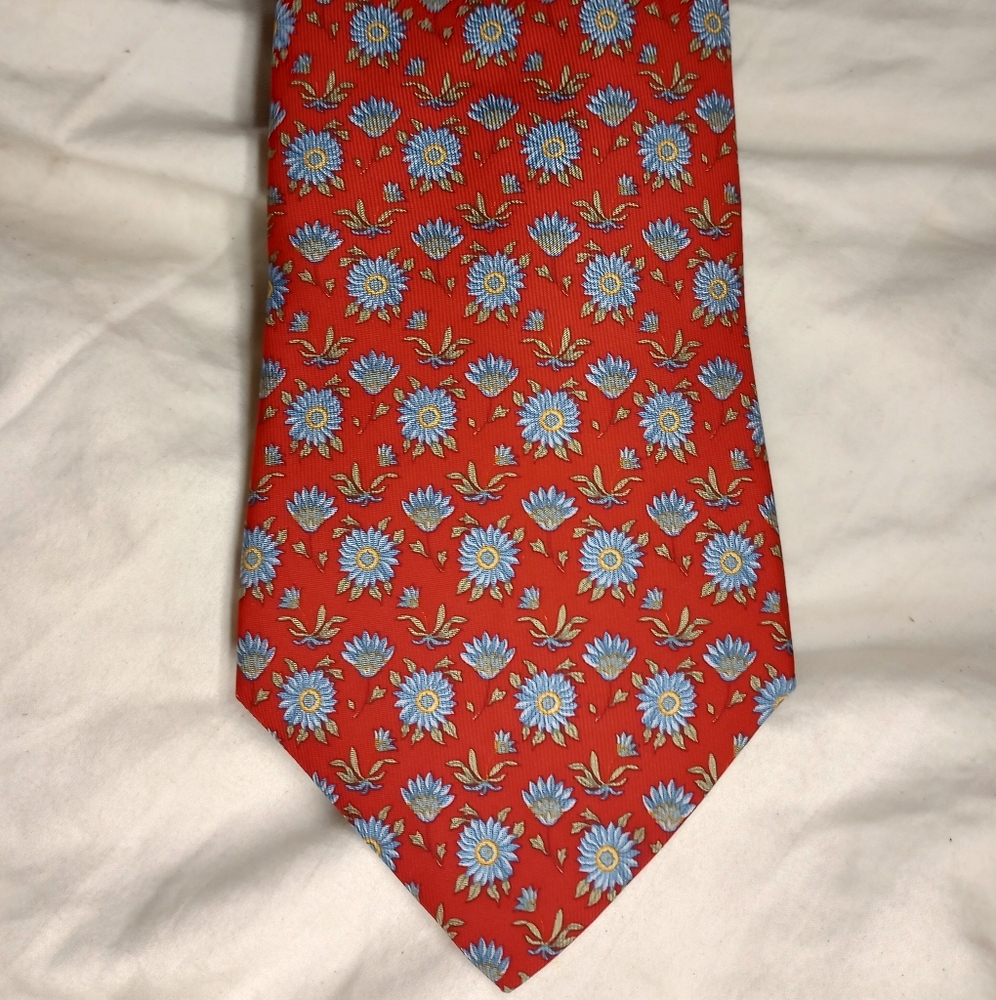 Salvatore Ferragamo 100% Silk Blue flowers Red Tie Excellent Condition - Picture 2 of 4